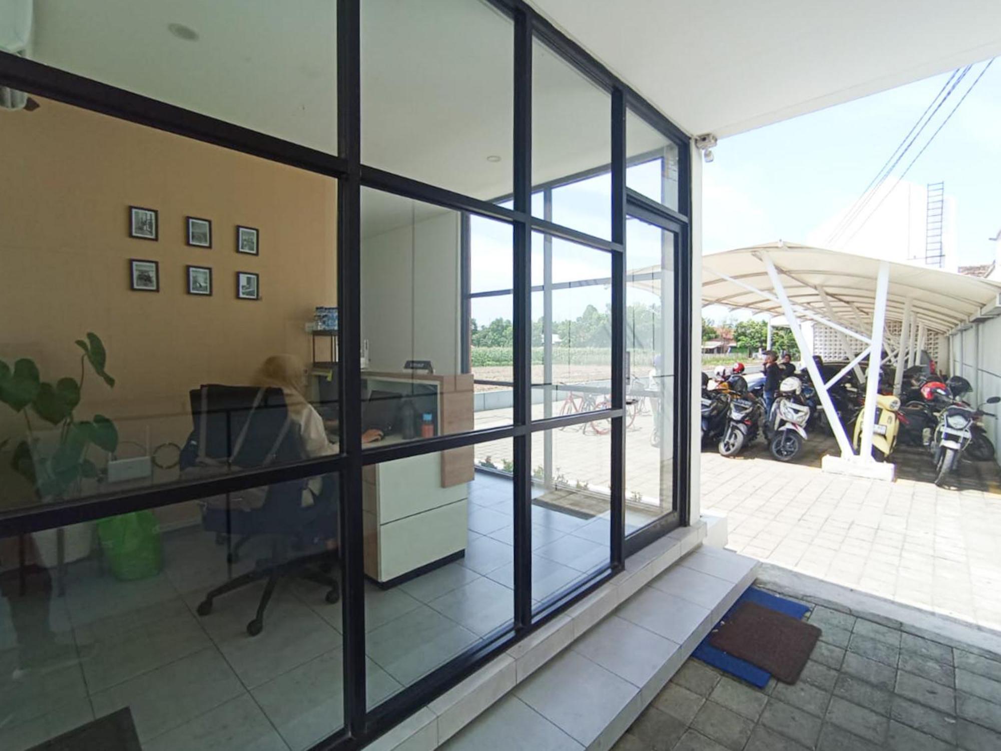 Ofo Kost Premium Kampung Inggris Pare Syariah Mitra Reddoorz Hotel Exterior foto